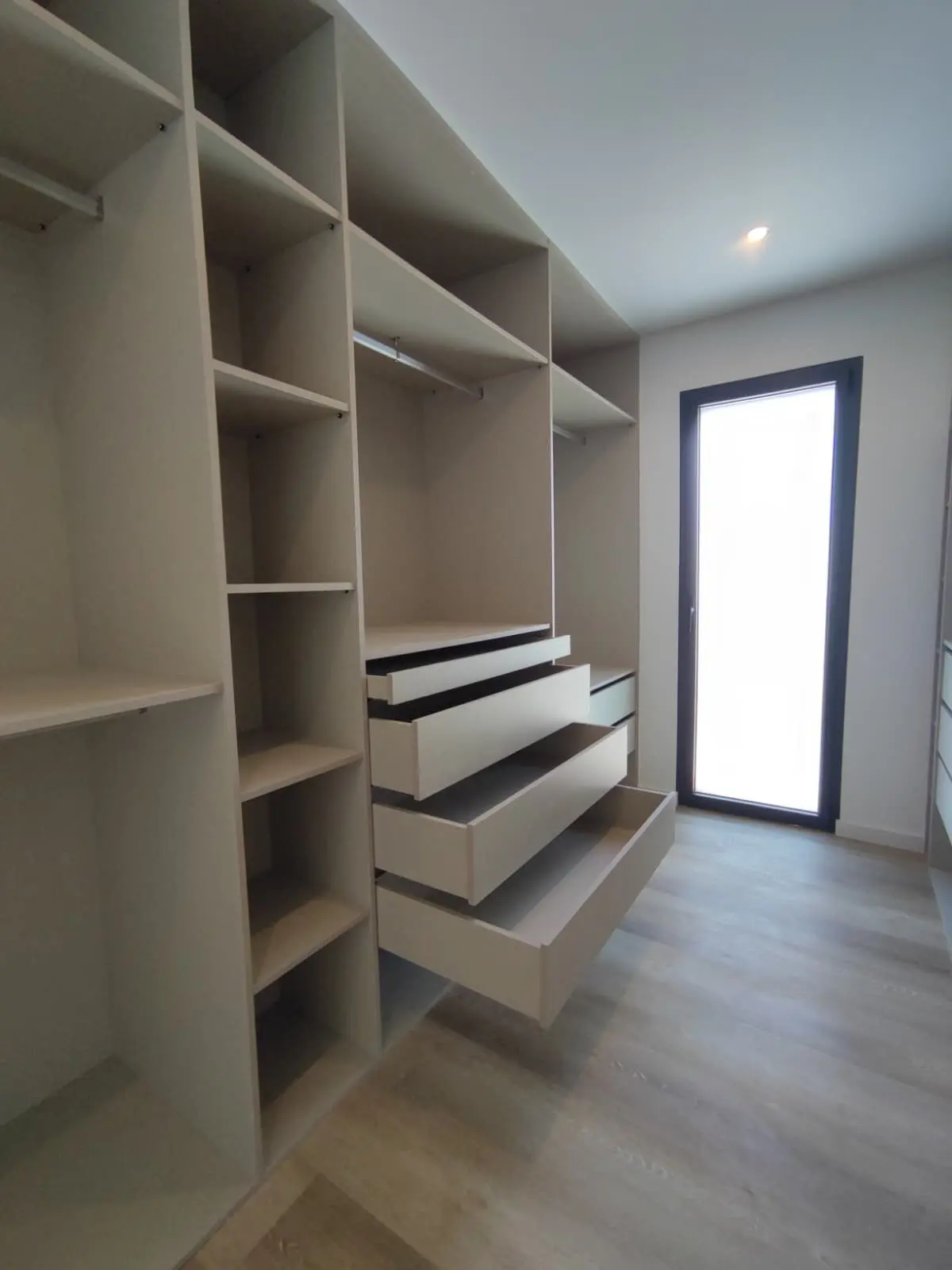 Closet aberto com gavetões