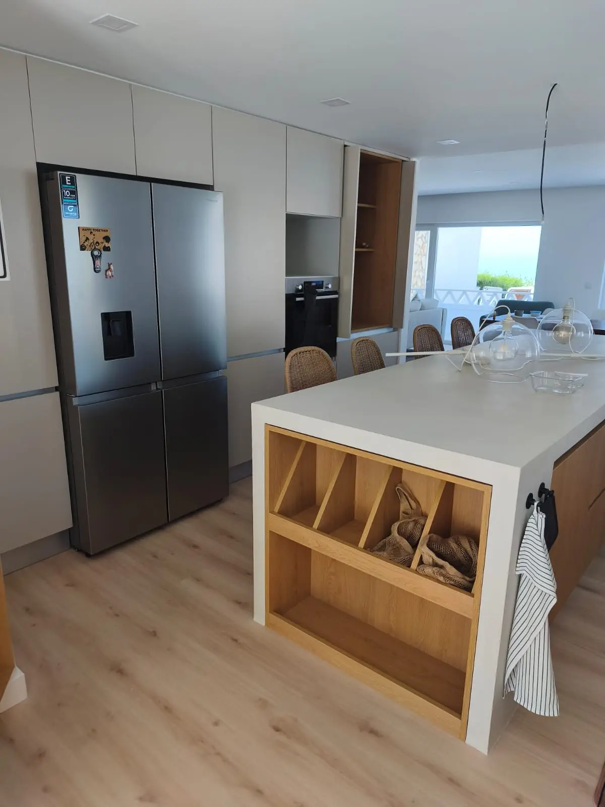 Cozinha branca com ilha