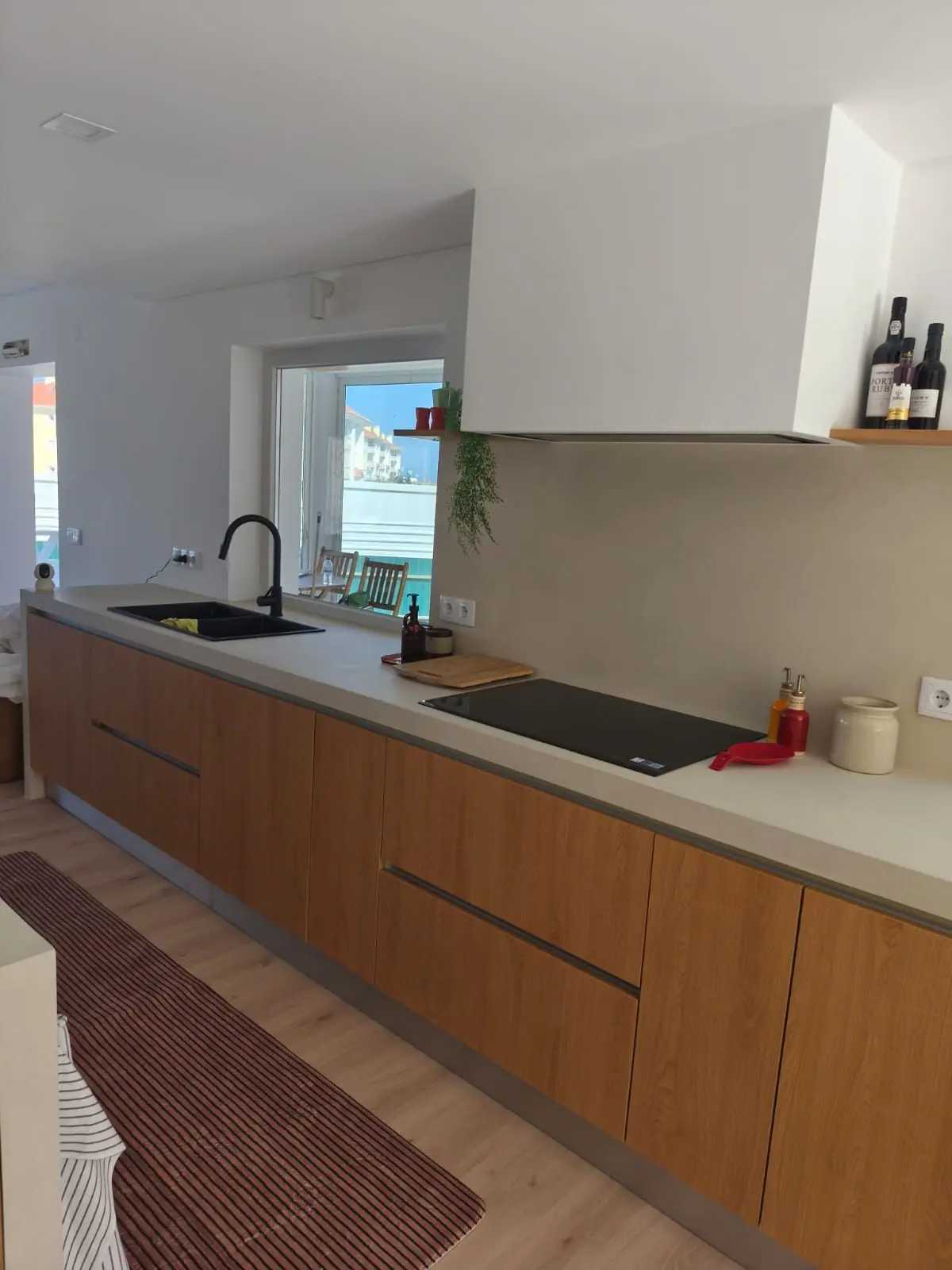 Cozinha em folheado de madeira