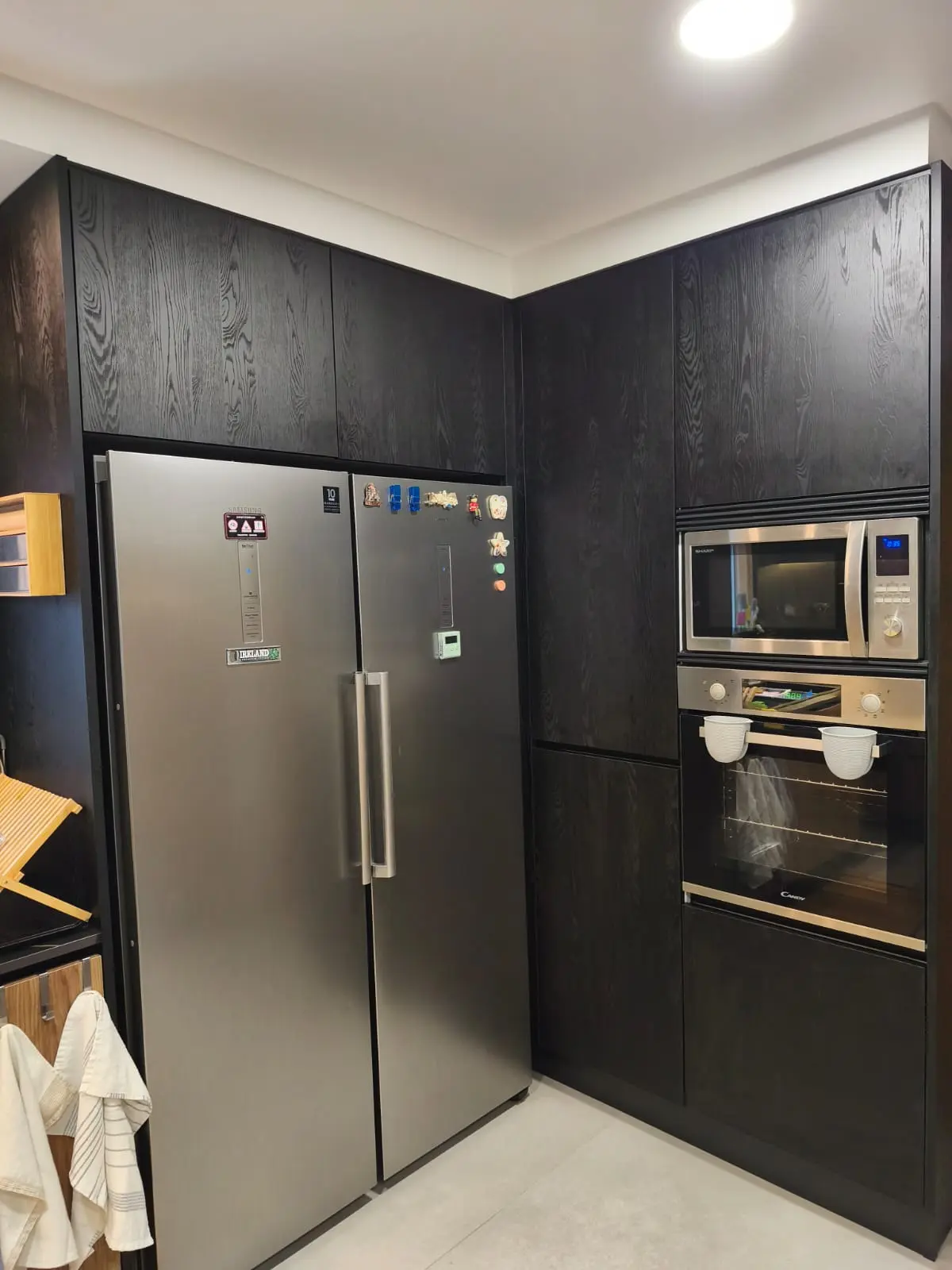 Móveis de cozinha pretos por medida com colunas de arrumação