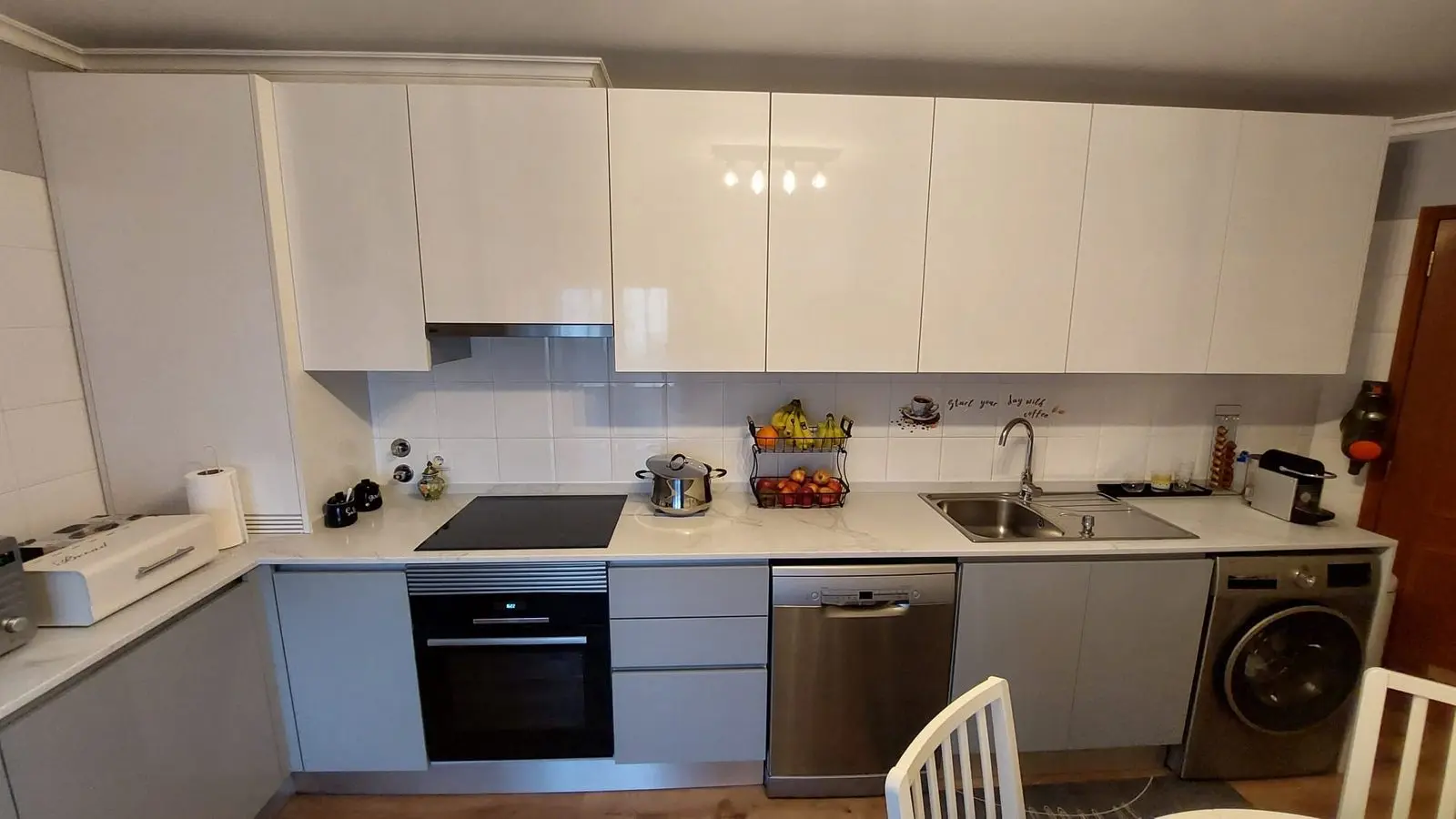Móveis de cozinha brancos e cinza