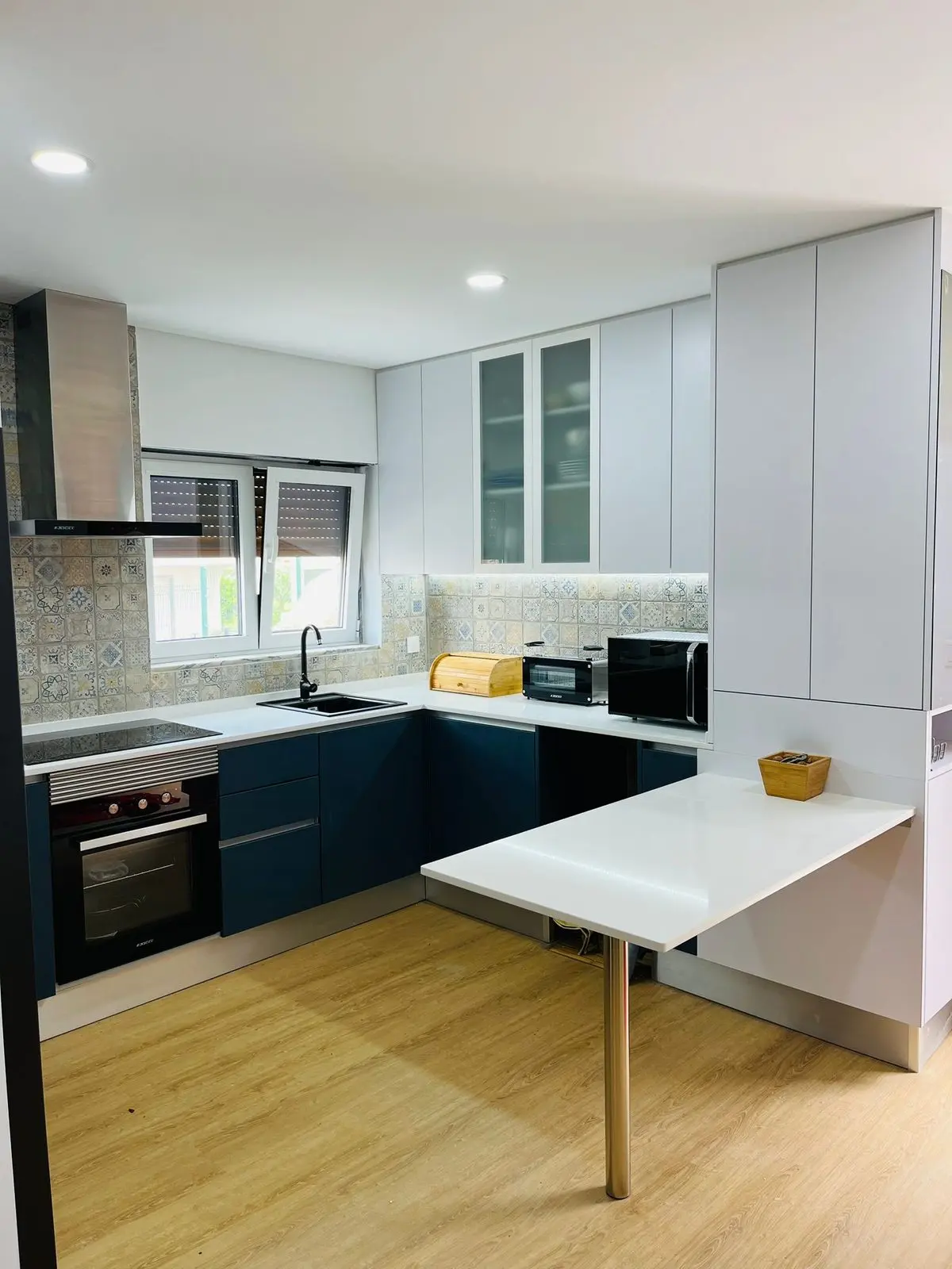 Móveis de cozinha por medida com zona de refeições integrada