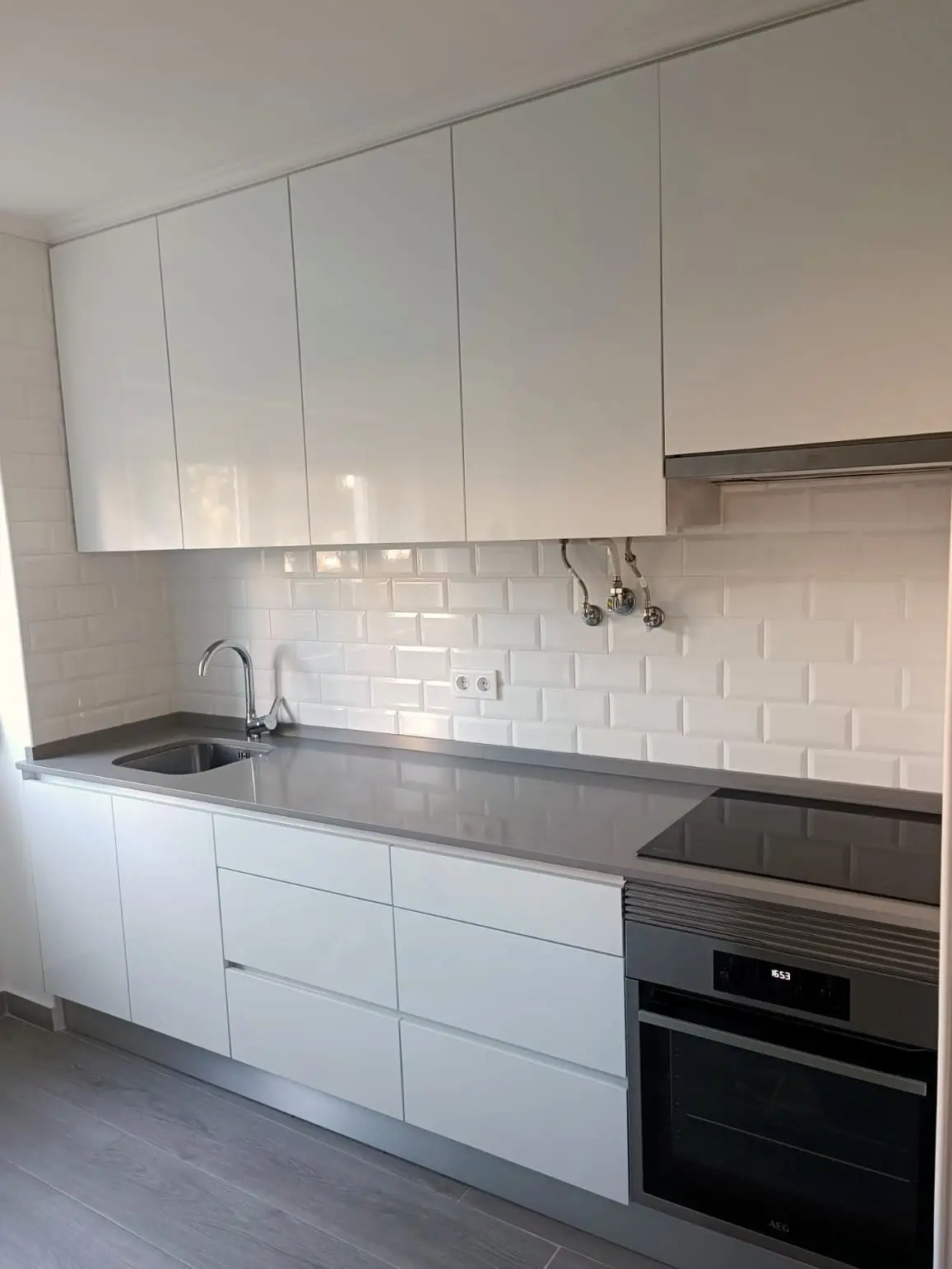 Móveis de cozinha brancos por medida com ilha