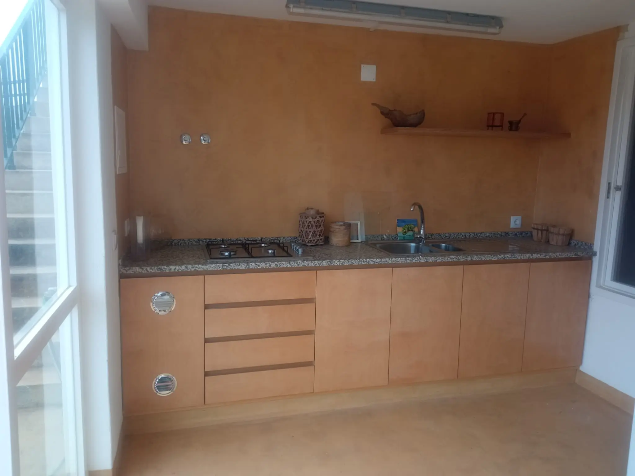 Móveis de cozinha em madeira por medida com módulos superiores