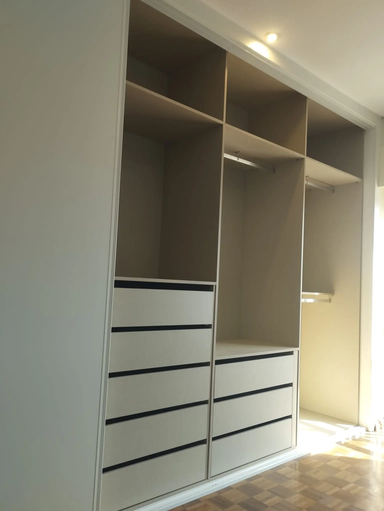 Roupeiro branco por medida com portas de correr e prateleiras