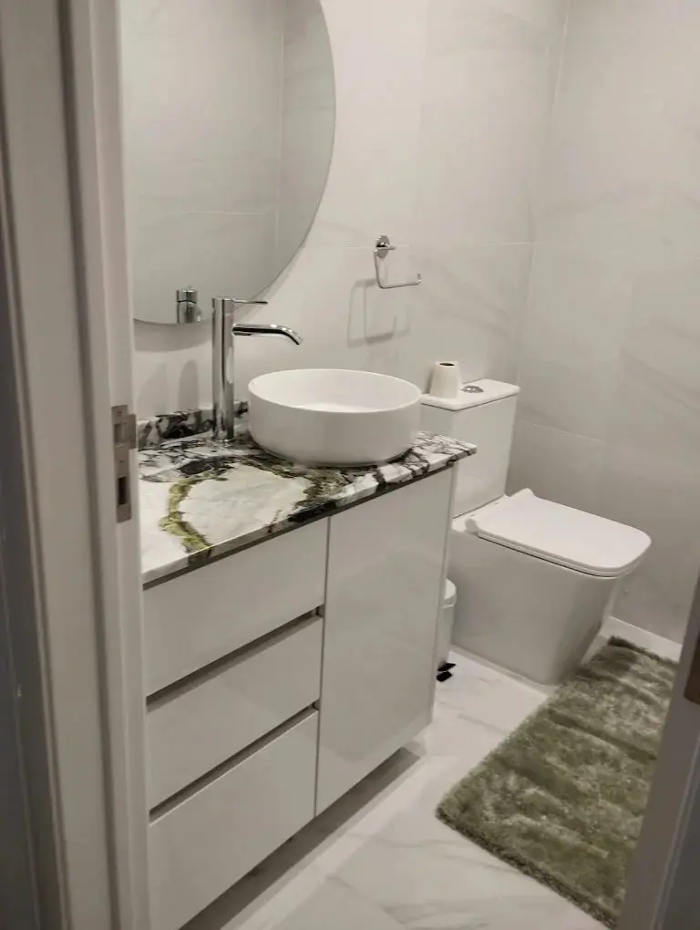 Móvel branco de casa de banho por medida