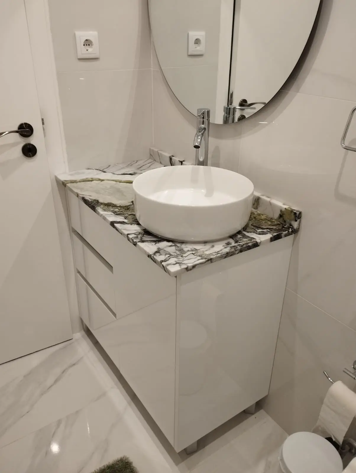 Móvel branco de casa de banho por medida