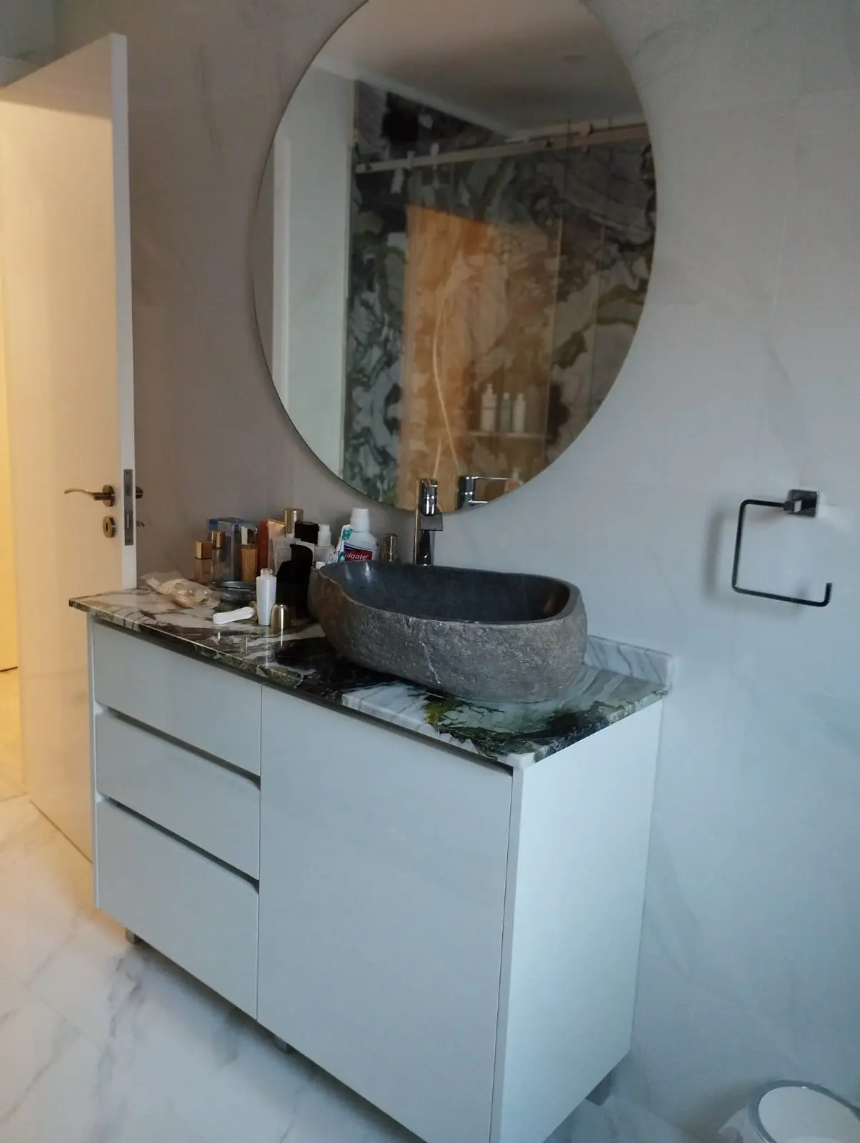 Móvel branco de casa de banho com dois módulos
