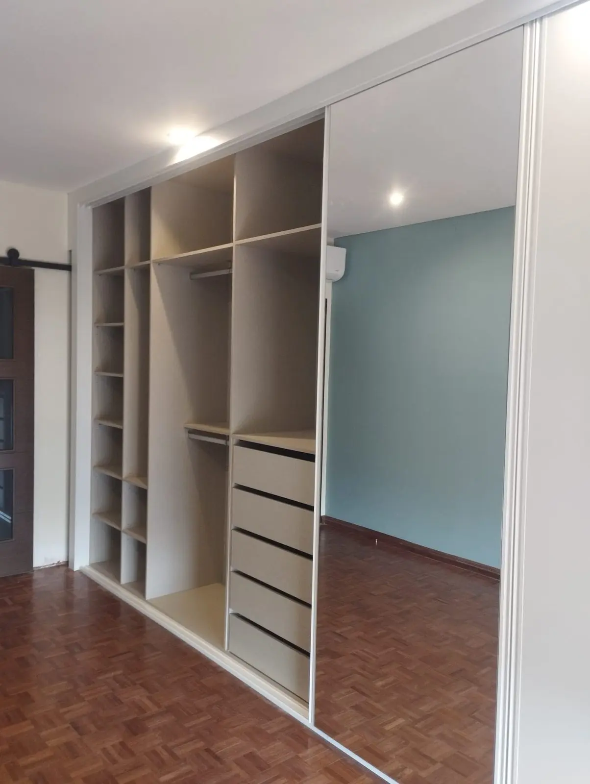 Roupeiro com porta de correr em espelho